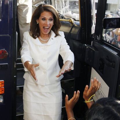 Michele Bachmann saluda a sus partidarios tras conocer su victoria en la consulta de Iowa.