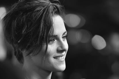 Kristen Stewart es bisexual (lo dice su madre). "Acepto que mi hija quiera a hombres y mujeres. ¿Qué hay de inaceptable en el hecho de que ahora tenga una novia?", declaraba la madre de la actriz a Daily Mirror. Al parecer, la protagonista de Crepúsculo está saliendo con Alicia Cargyle, su asistente personal.