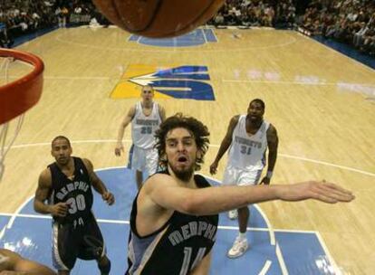 Gasol pelea el rebote en el partido que enfrentó a su equipo a los Nuggets de Denver.