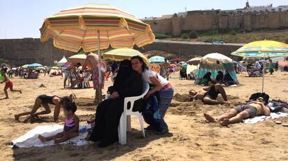 A feminista marroquina Betty Lachgar, na sexta-feira, 27, na praia Oudayas, em Rabat, ao lado de Hanan (sentada), que veste um ‘niqab’