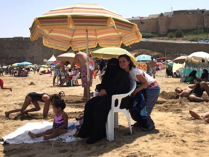 A feminista marroquina Betty Lachgar, na sexta-feira, 27, na praia Oudayas, em Rabat, ao lado de Hanan (sentada), que veste um ‘niqab’