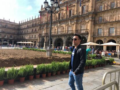 Alejandro Amenábar, en la Plaza Mayor de Salamanca, a la que se han añadido plantas para recrear su aspecto de 1936.