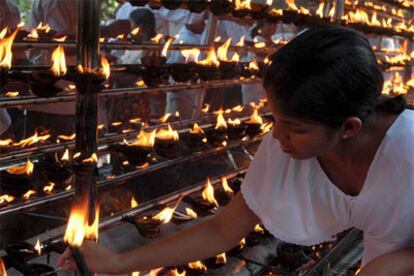 Fieles budistas enciende lámparas durante el Día Vesak en el templo budista Kelaniya Raja Maha Viharaya, que se cree está santificado por una visita de Buda, a las afueras de Colombo