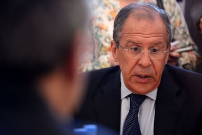 El ministro de Exteriores ruso, Serg&eacute;i Lavrov, con el viceministro de Exteriores sirio, Faisal Muqdad, en Mosc&uacute; el 22 de mayo.  