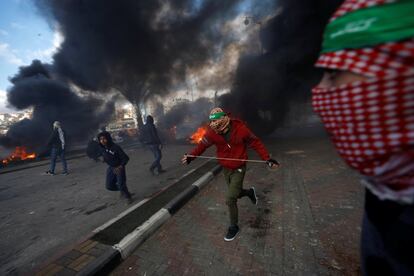 Manifestantes palestinos huyen durante los enfrentamientos con las tropas israelíes, cerca del asentamiento judío de Beit El.
