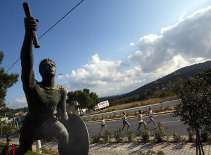 Una estatua del soldado Filípides durante el Maratón Clásico de Atenas.