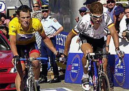 Armstrong y su único posible rival en el tour, Ulrich, se saludan amistosamente al cruzar la meta.