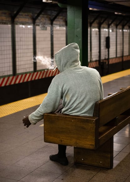 El olor a marihuana, que se ha apoderado de la ciudad desde que se legalizó en el Estado de Nueva York, también se siente en el metro, a pesar de que no está permitido fumar en los espacios públicos.