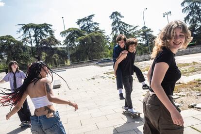 Las chicas de Shojo Collective patinan en la explanada que hay bajo el Arco de la Victoria de Moncloa.



