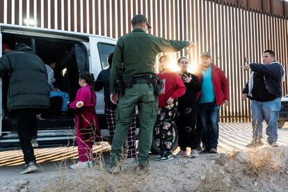 Agentes fronterizos dan instrucciones a un grupo de migrantes, tras detenerlos en la ciudad de Lukeville. 