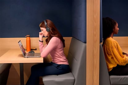 Uso de los auriculares Logitech Zone 2 en una cafetería