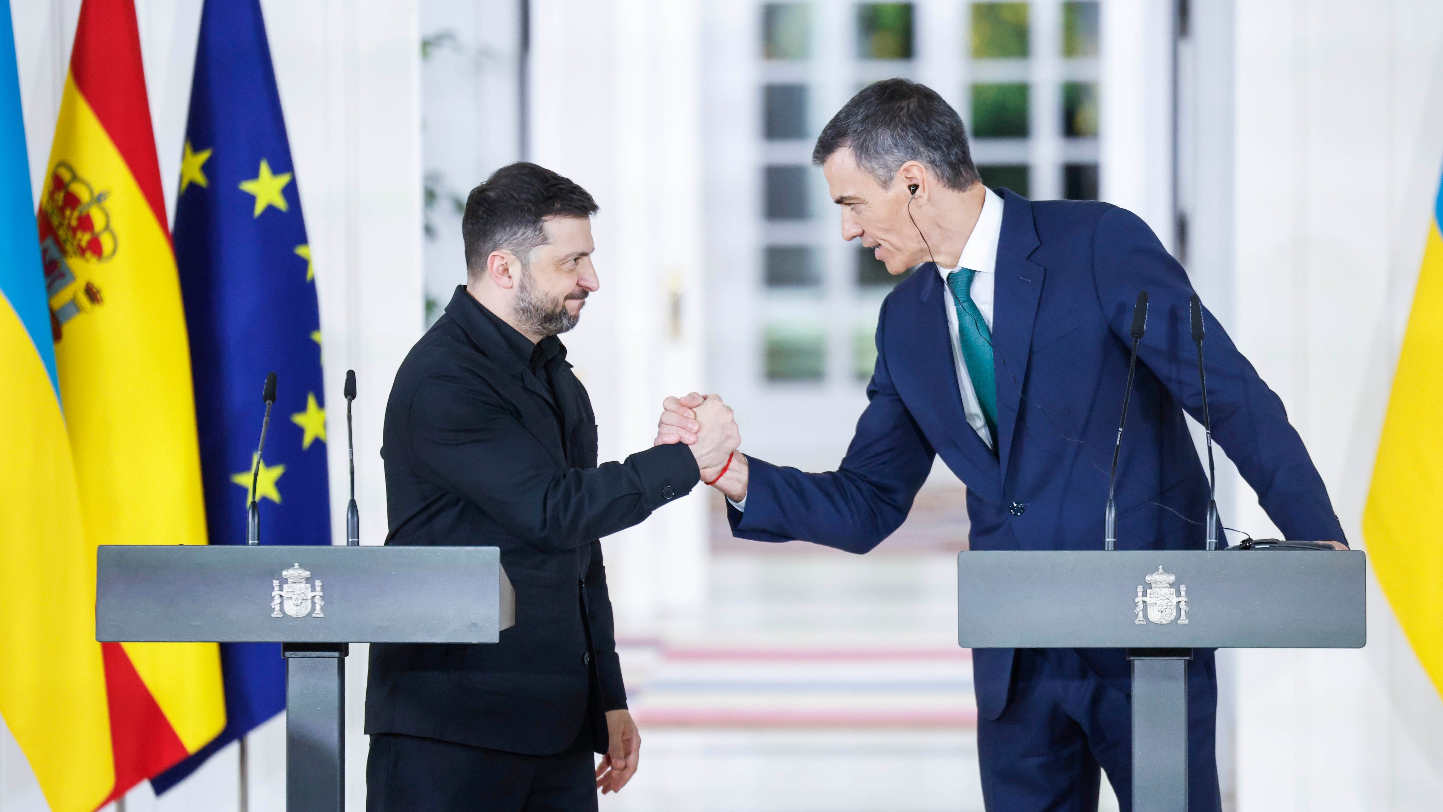 El presidente español Pedro Sánchez y el ucranio Volodimir Zelenski, a la izquierda, durante la visita del segundo a España, en noviembre pasado. 