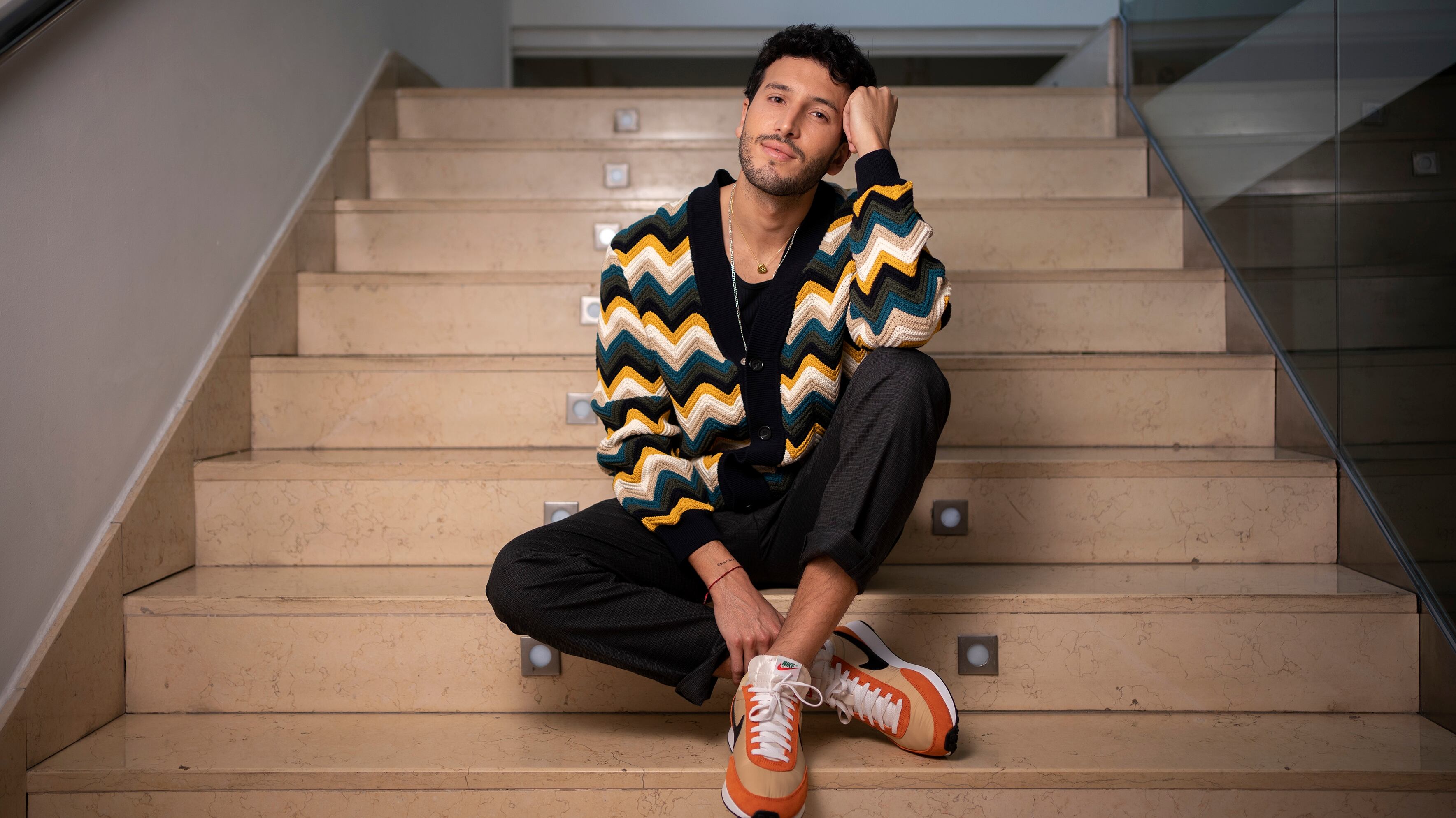 Sebastian Yatra, cantante colombiano, posando en un hotel del centro de Madrid.