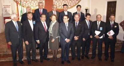 Gonz&aacute;lez de Lara (en el centro), con otros miembros de la CEA.