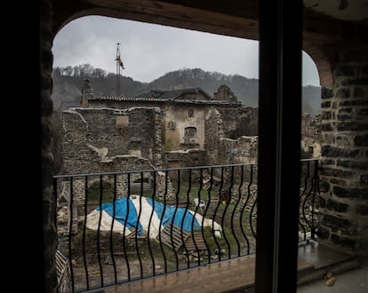 Ruinas y viviendas en construcción en Jánovas desde el interior del establecimiento rural casa Agustín.