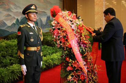 Nicolás Maduro entrega una ofrenda floral en el mausoleo del fallecido presidente chino Mao Zedong.
