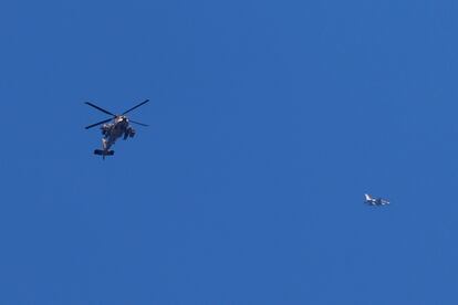 Medios aéreos del ejército de Israel fotografiados desde el kibutz Beeri, a unos tres kilómetros de la franja de Gaza, este domingo.