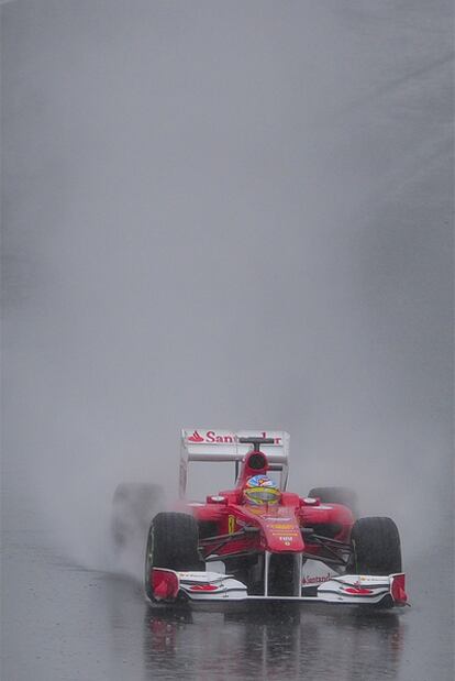 Fernando Alonso pilota su Ferrari durante los ensayos en Montmeló.