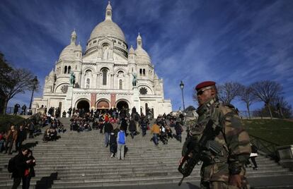 Despliegue policial en el Sagrado Coraz&oacute;n de Par&iacute;s.