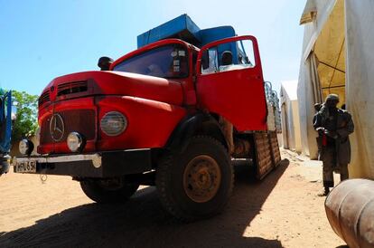 2012, transportistas en el campo de refugiados de Dadaab, Kenia. Muchos de estos camiones serían piezas de museo o coleccionismo en occidente, por eso me gusta fotografiarlos así de imponentes. Con casi medio millón de refugiados en Dadaab, con frecuencia el PMA recurre a la contratación de transportistas locales para cubrir las ingentes necesidades logísticas.