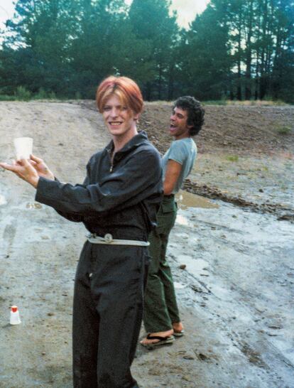 Bowie y MacCormack compitiendo en un torneo de "disparar vasos de papel" durante el rodaje de la película 'The Man Who Fell To Earth'.