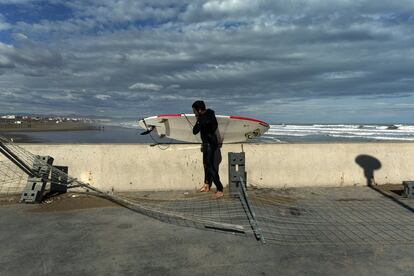 Un surfista que ha aprovechado el viento y las olas para practicar su deporte favorito en una de las playas valencianas.