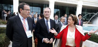 El presidente de los hoteleros españoles Joan Molas con Alberto Fabra y Rita Barberá.