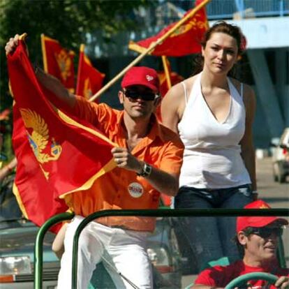 Partidarios de la secesión ondean la bandera de Montenegro, ayer en Podgorica.