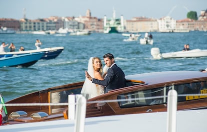Alice Campello y Álvaro Morata en a la salida de la Iglesia, el 17 de junio de 2017, después de contraer matrimonio en Venecia (Italia).