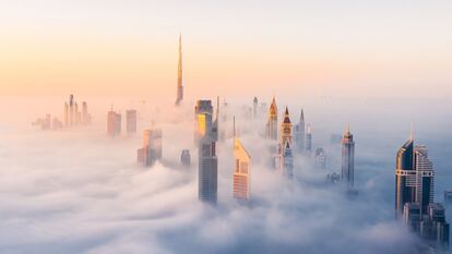 Una mañana de niebla en el centro de Dubái (Emiratos Árabes Unidos), un raro fenómeno atmosférico causado por las noches frías y las mañanas cálidas, que hace que los edificios emblemáticos de la ciudad parezcan flotar en el cielo.