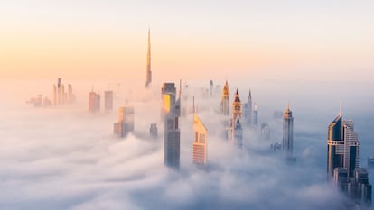 Una mañana de niebla en el centro de Dubái (Emiratos Árabes Unidos), un raro fenómeno atmosférico causado por las noches frías y las mañanas cálidas, que hace que los edificios emblemáticos de la ciudad parezcan flotar en el cielo.