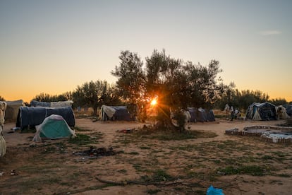 En los campamentos de migrantes que aún existen, como este situado en el kilómetro 25 antes de Sfax, las condiciones de organización rozan la autosuficiencia. El campamento dispone de un campo de fútbol, tres mezquitas, una tienda, un café donde se pueden cargar teléfonos gracias a un generador y dos restaurantes comunitarios. Todas estas infraestructuras fueron construidas con lonas plásticas y tuberías de riego recicladas. Los habitantes se lavan con el agua de un pozo ubicado en el campo vecino.