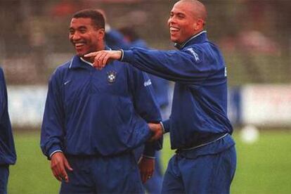 Mauro Silva, junto a Ronaldo en un entrenamiento de Brasil previo al Mundial 98.