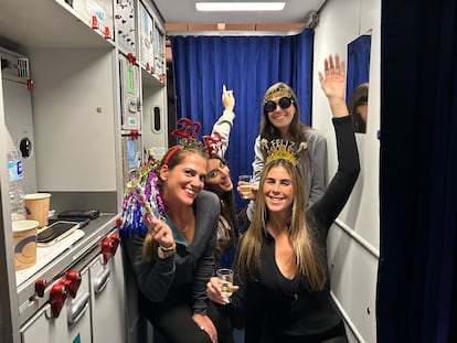 Cuatro pasajeras amigas de una azafata celebran esta peculiar Nochevieja en vuelo.