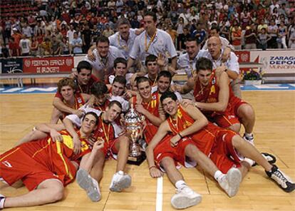 Los jugadores y técnicos de la selección española posan con el trofeo de campeones.