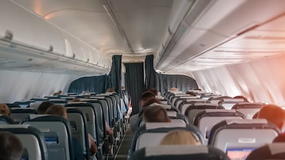 Cosas imprescindibles que hay que saber antes de subir a un avión para conseguir un mejor asiento y evitar tapones en los oídos 
