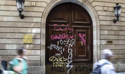 La entrada del Ateneo Barcelonès, llena de pintadas.
