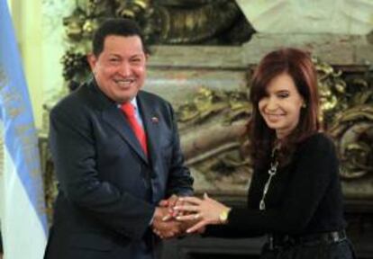 Imagen de archivo de la presidenta de Argentina, Cristina Fernández (d), y su homólogo de Venezuela, Hugo Chávez (i). EFE/Archivo