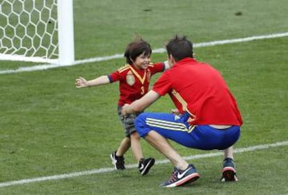 Piqué, con su hijo Milán al finalizar el partido.