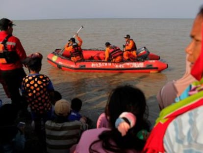 Las autoridades indonesias confirman el hallazgo de los primeros cadáveres en aguas del mar de Java