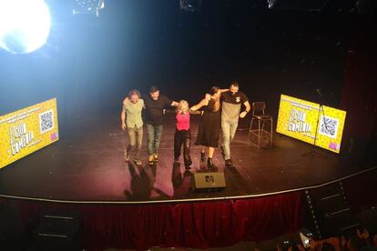 Los monologuistas saludan tras 'La hora y media del club de la comedia'.