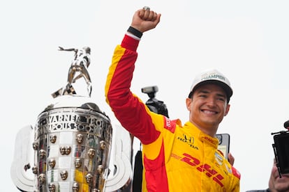 Alex Palou, junto al trofeo de campeón de las 500 Millas de Indianápolis.