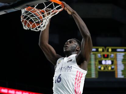 Garuba hace un mate en un partido de la Liga Endesa en el WiZink Center. acbphoto