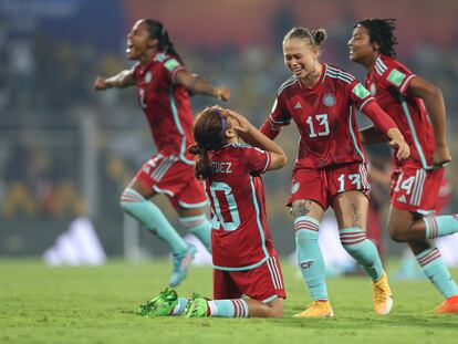 La selección Colombia celebra después de ganar al equipo de Nigeria el partido de semifinales de la Copa Mundial Femenina Sub-17 de la FIFA, en India, el 26 de octubre de 2022.