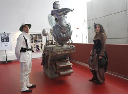 Jorge del Oro y Fátima García Doval, organizadores de <i>L'extraordinaire uchronie</i>, junto a uno de los artefactos creados para el encuentro.