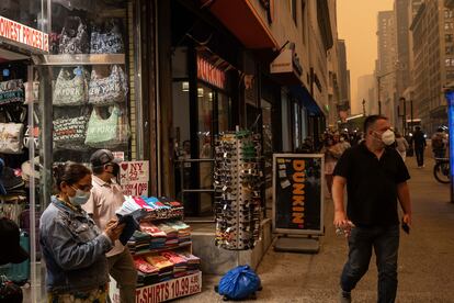 Una persona vende mascarillas, que han vuelto a las calles como en tiempos de la pandemia, este miércoles en Nueva York.