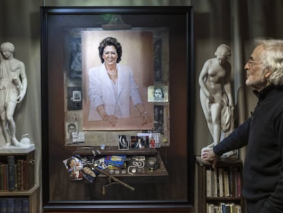 El retrato de Rita Barberá que cuelga desde 2019 de la galería de alcaldes del Ayuntamiento de Valencia, con su autor, el pintor valenciano Luis Massoni.