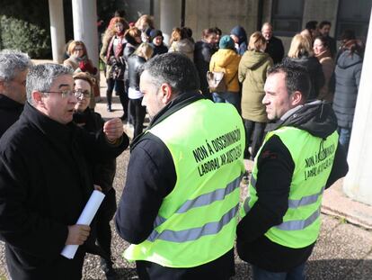 Concentraci&oacute;n ante los juzgados de Santiago el primer d&iacute;a de huelga.