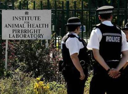 Tres policías custodian la entrada a los laboratorios del Instituto de Salud Animal en Pirbright.