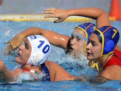 Lorena Miranda y Andrea Blas a la derecha con la húngara Barbara Bujka. 